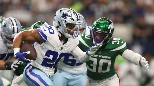 Jets' CB Michael Carter (30) pursues Dallas RB Tony Pollard (20)